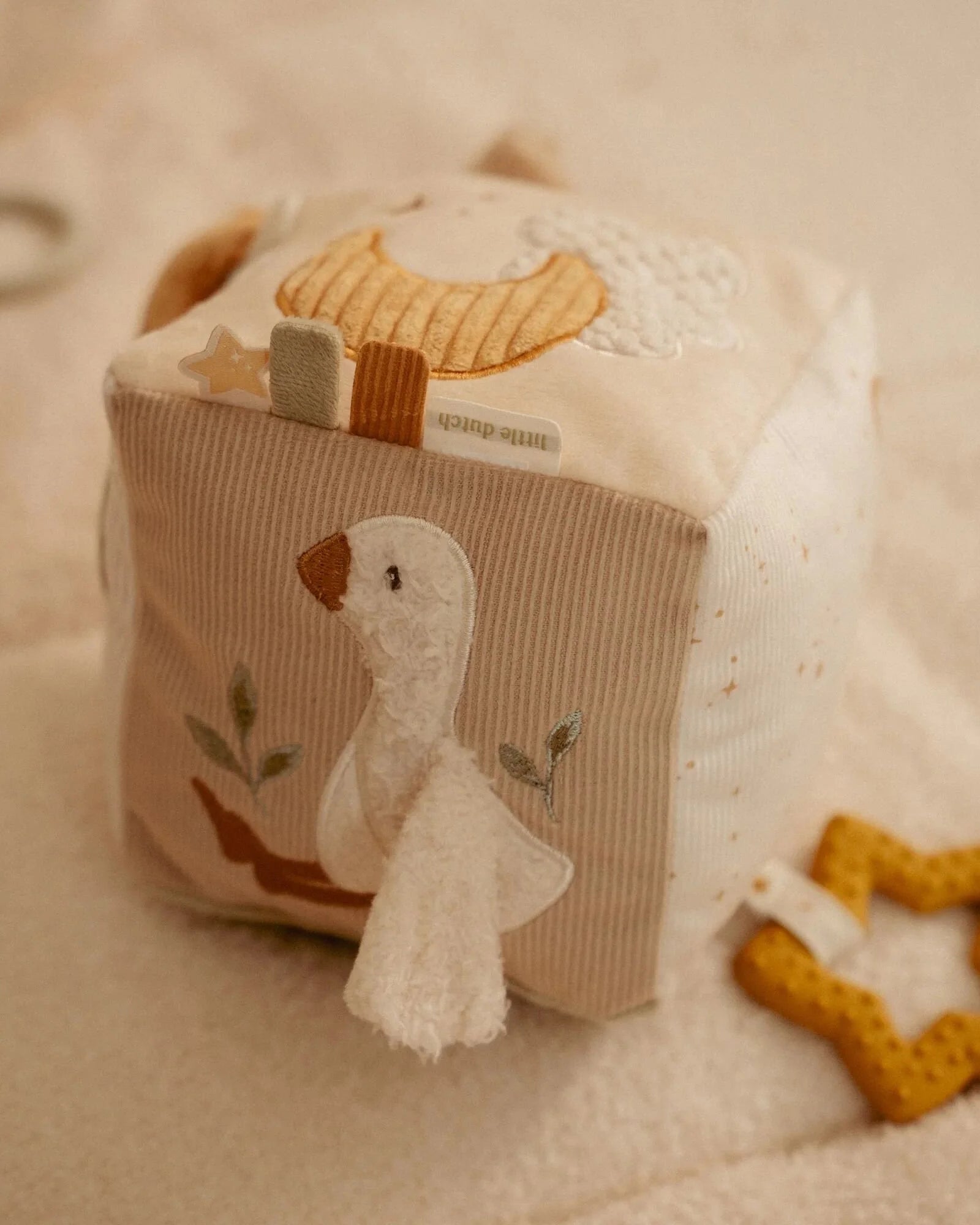 0029816 activiteitenkubus beige newborn naturals