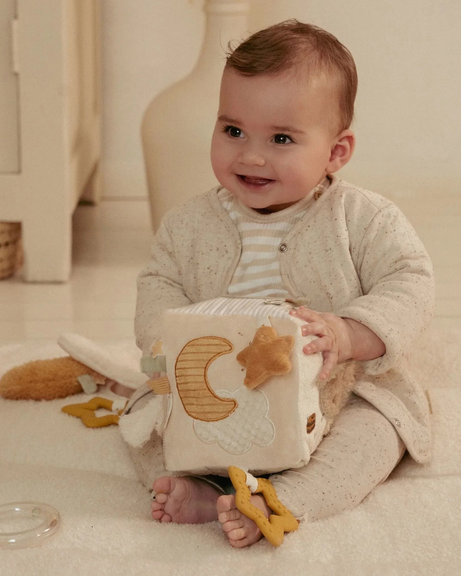0029818 activiteitenkubus beige newborn naturals