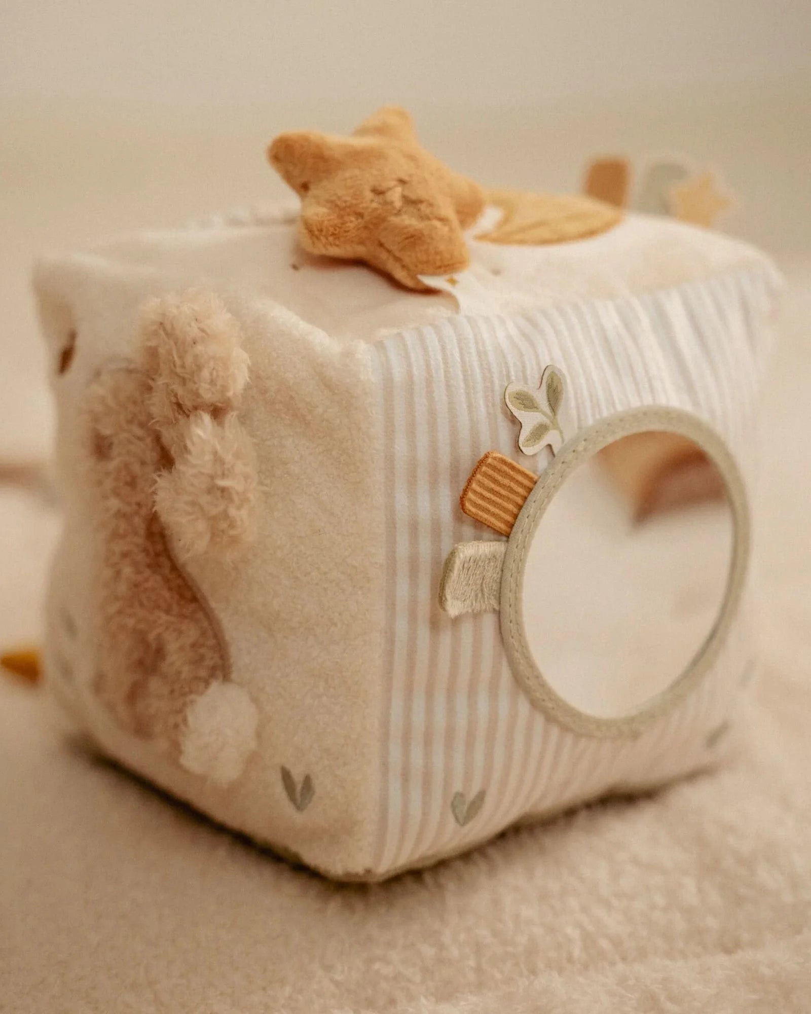 0029819 activiteitenkubus beige newborn naturals