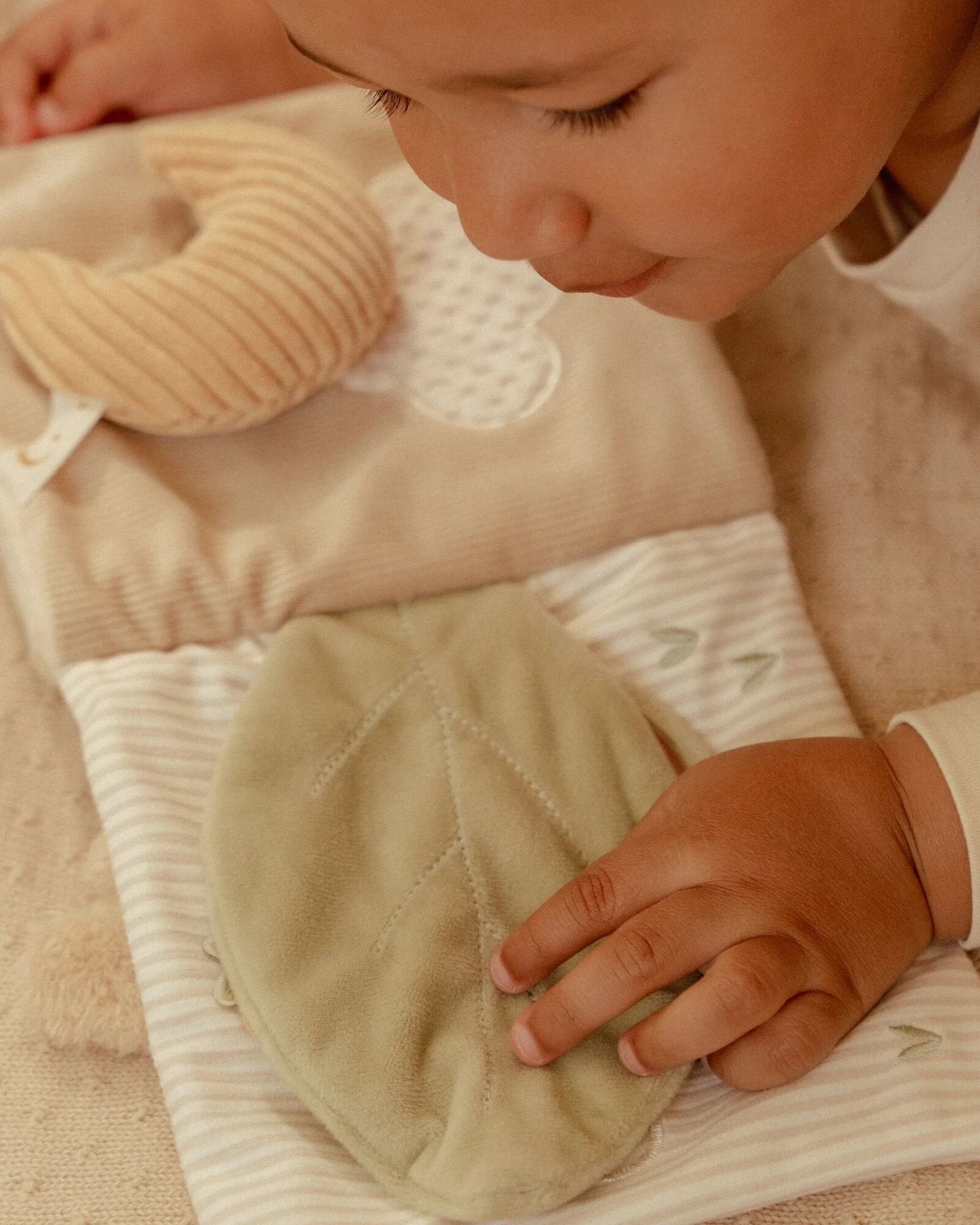 0029875 activiteitenboekje beige newborn naturals