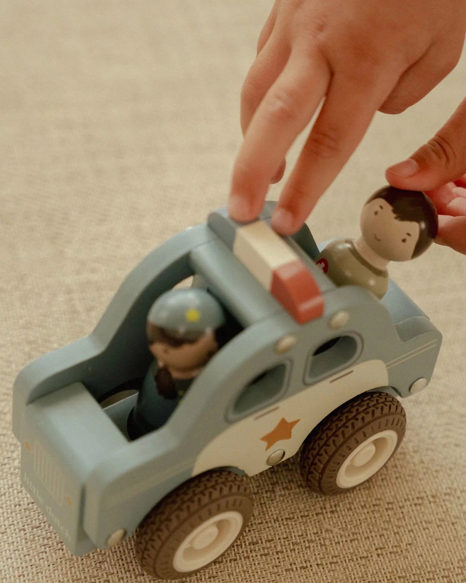 0030107 politiewagen met pegdoll fsc