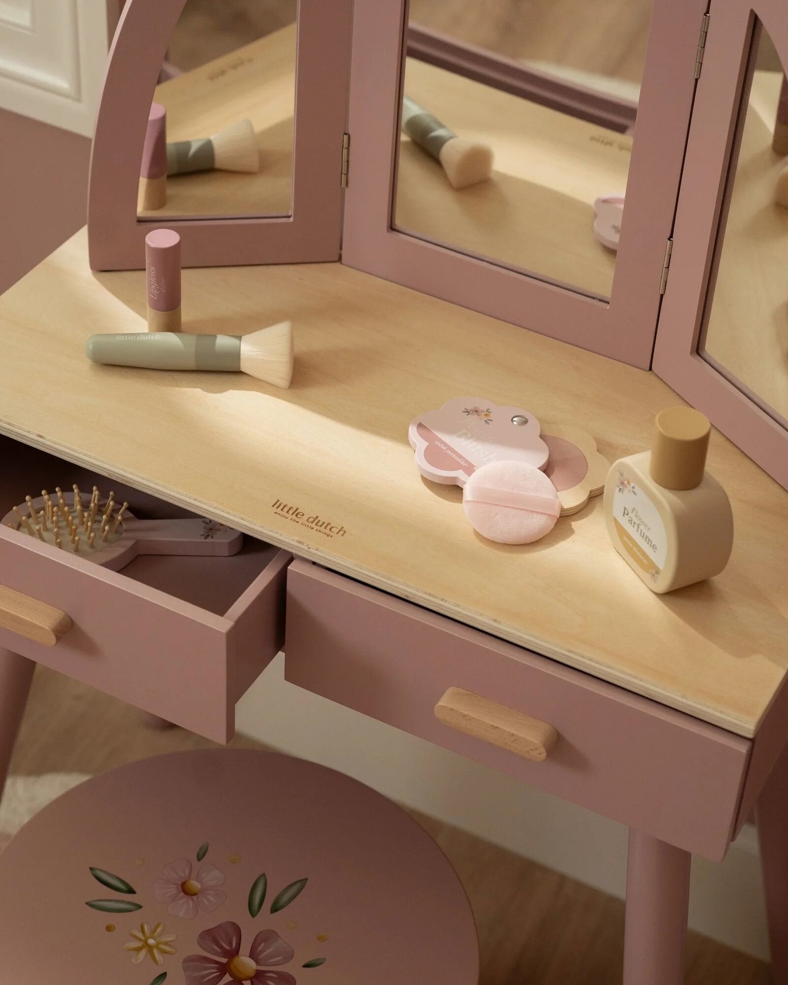 0030193 roze houten kaptafel met lades en krukje