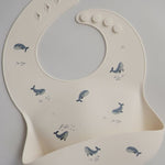 bavoir a poche en silicone baleine 2