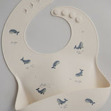 bavoir a poche en silicone baleine 2