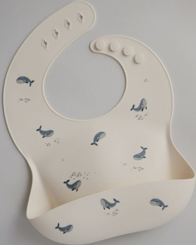 bavoir a poche en silicone baleine 2