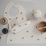 bavoir a poche en silicone baleine 3