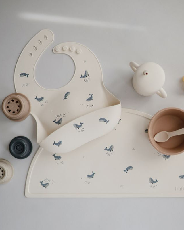 bavoir a poche en silicone baleine 3
