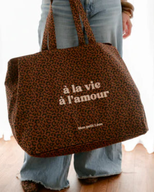 cabas XXL leopard marron fonce a la vie a l amour 1 1