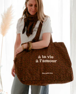 cabas XXL leopard marron fonce a la vie a l amour 2 b7012970 8cc2 4fca 8214 79e0352a6b62