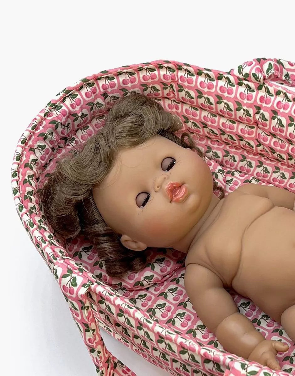 minikane poupee exclusive madeleine brune aux yeux dormeurs marrons couchee couffin au temps des cerises 2b