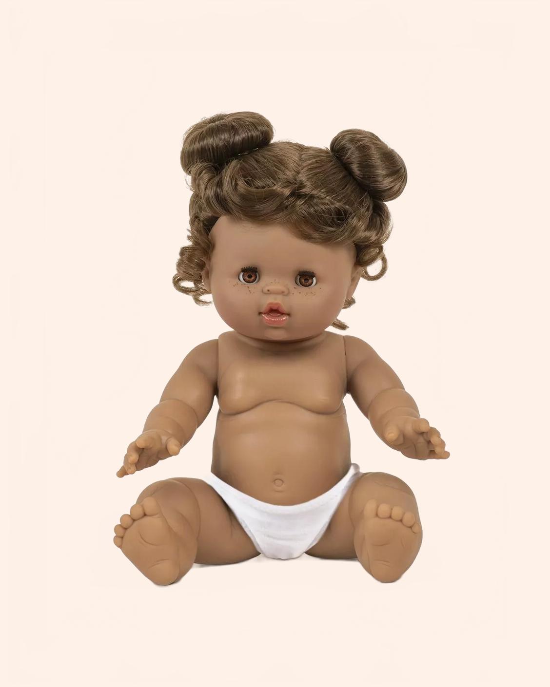 minikane poupee exclusive madeleine rousse aux yeux marrons dormeurs avec culotte