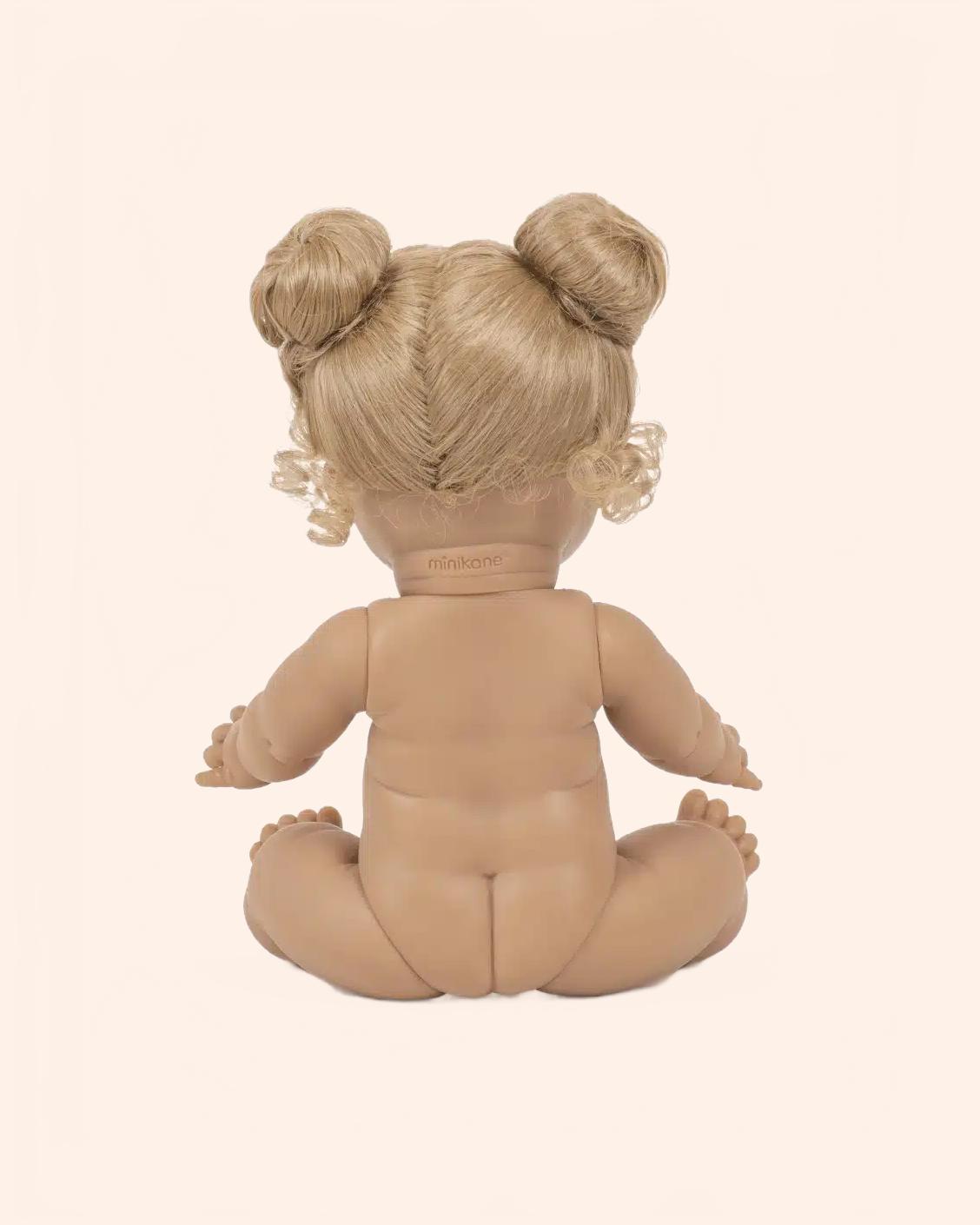 minikane poupee gordis 34cm a cheveux louise blonde chignons dos