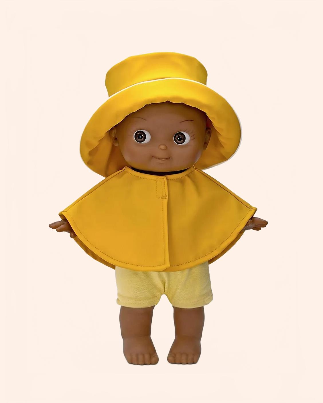 minikane poupee mini pancha arsene avec tenue pluie jaune pieds nus