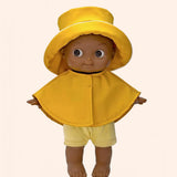 minikane poupee mini pancha arsene avec tenue pluie jaune pieds nus