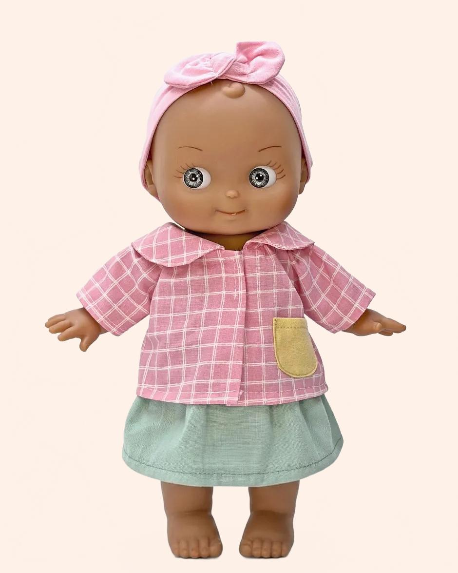 minikane poupee mini pancha maia avec tenue ecoliere carreaux rose blanc pieds nus