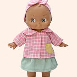 minikane poupee mini pancha maia avec tenue ecoliere carreaux rose blanc pieds nus