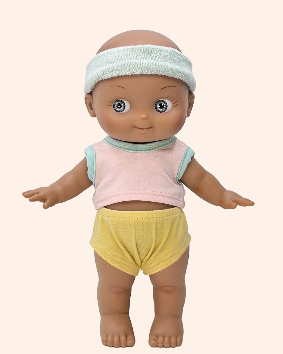 minikane poupee mini pancha maia avec tenue patins pieds nus 2
