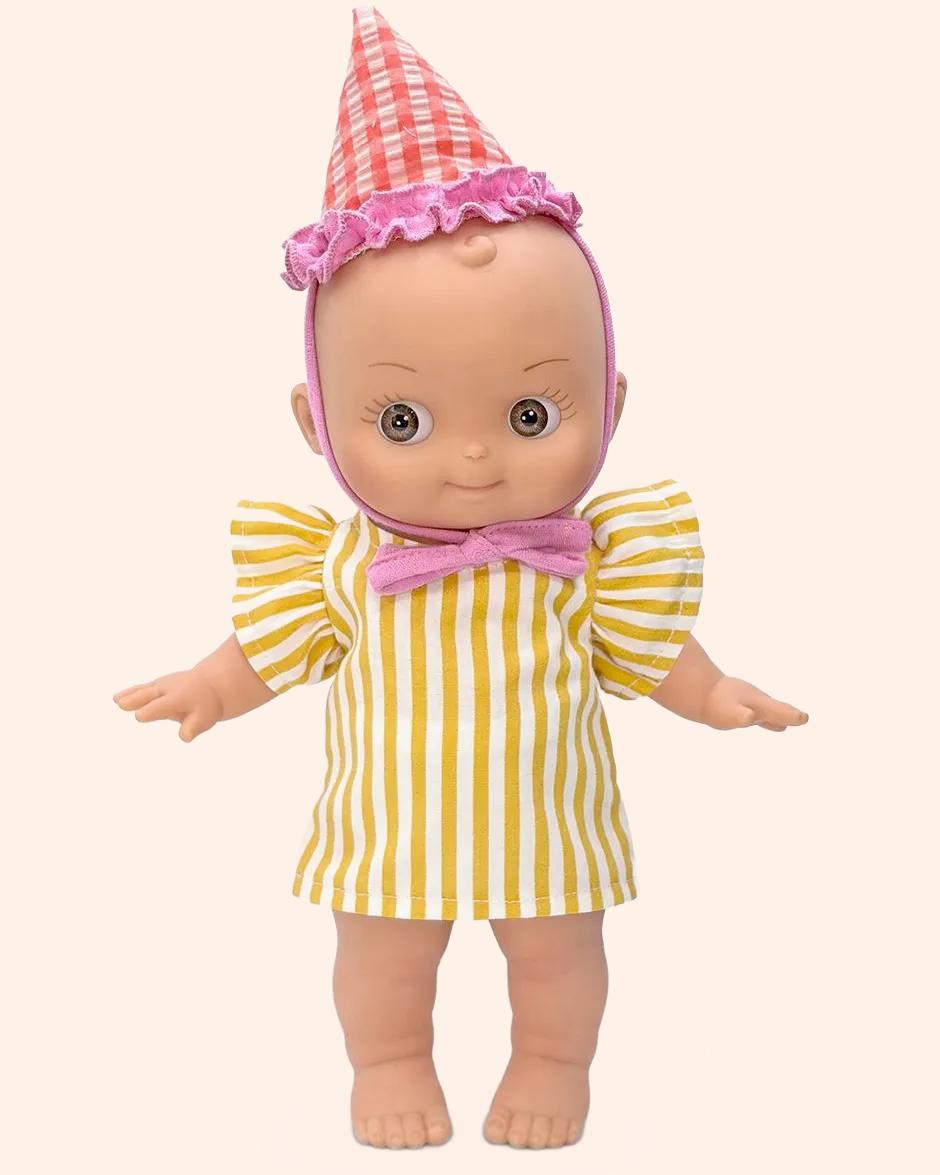 minikane poupee mini pancha ninon avec tenue anniversaire rayures jaunes pieds nus