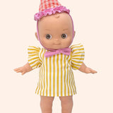minikane poupee mini pancha ninon avec tenue anniversaire rayures jaunes pieds nus
