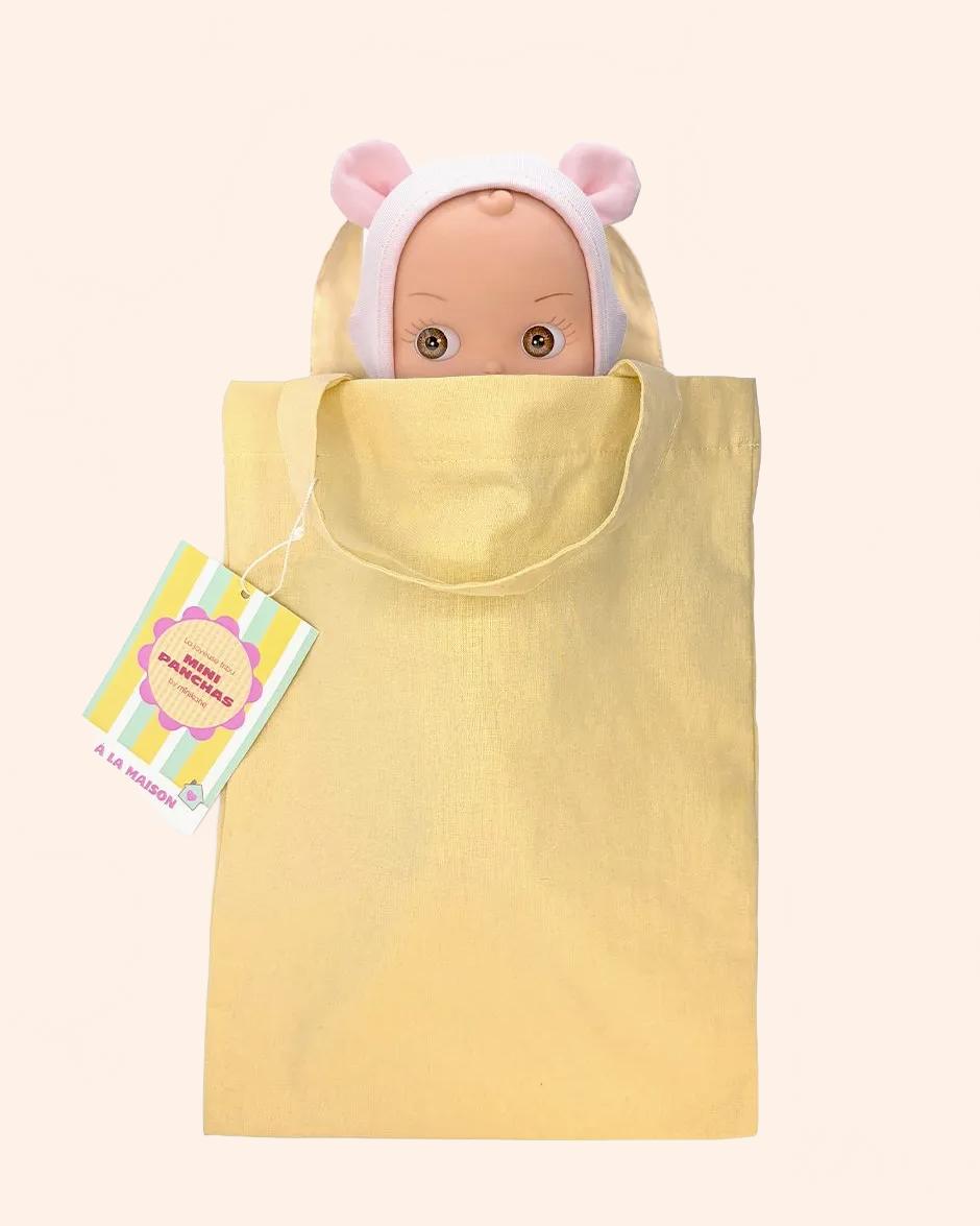 minikane poupee mini pancha ninon avec tenue souris dans tote bag