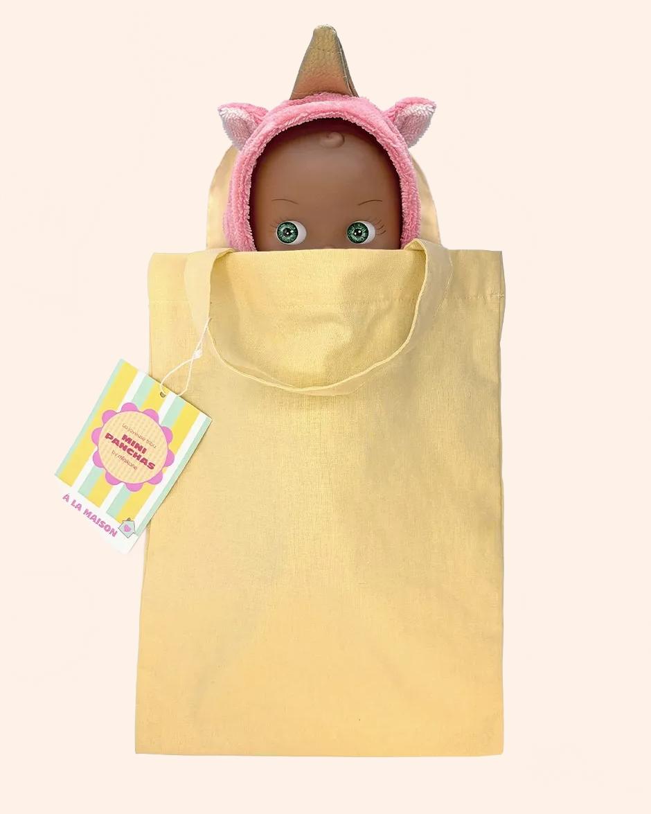 minikane poupee mini pancha prunelle avec tenue licorne dans tote bag