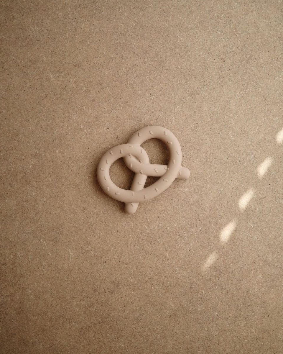 mushie  teether pretzel  natural
