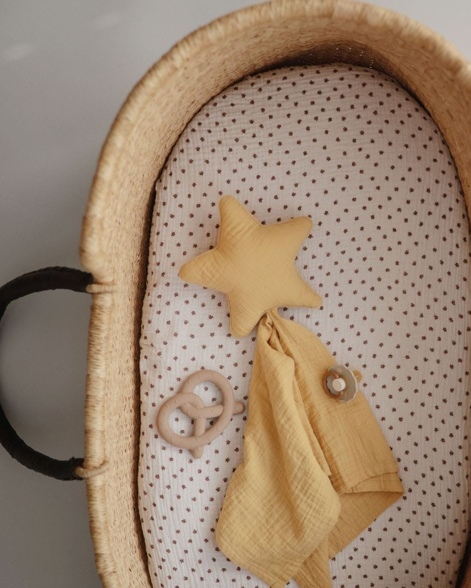 mushie  teether pretzel  natural