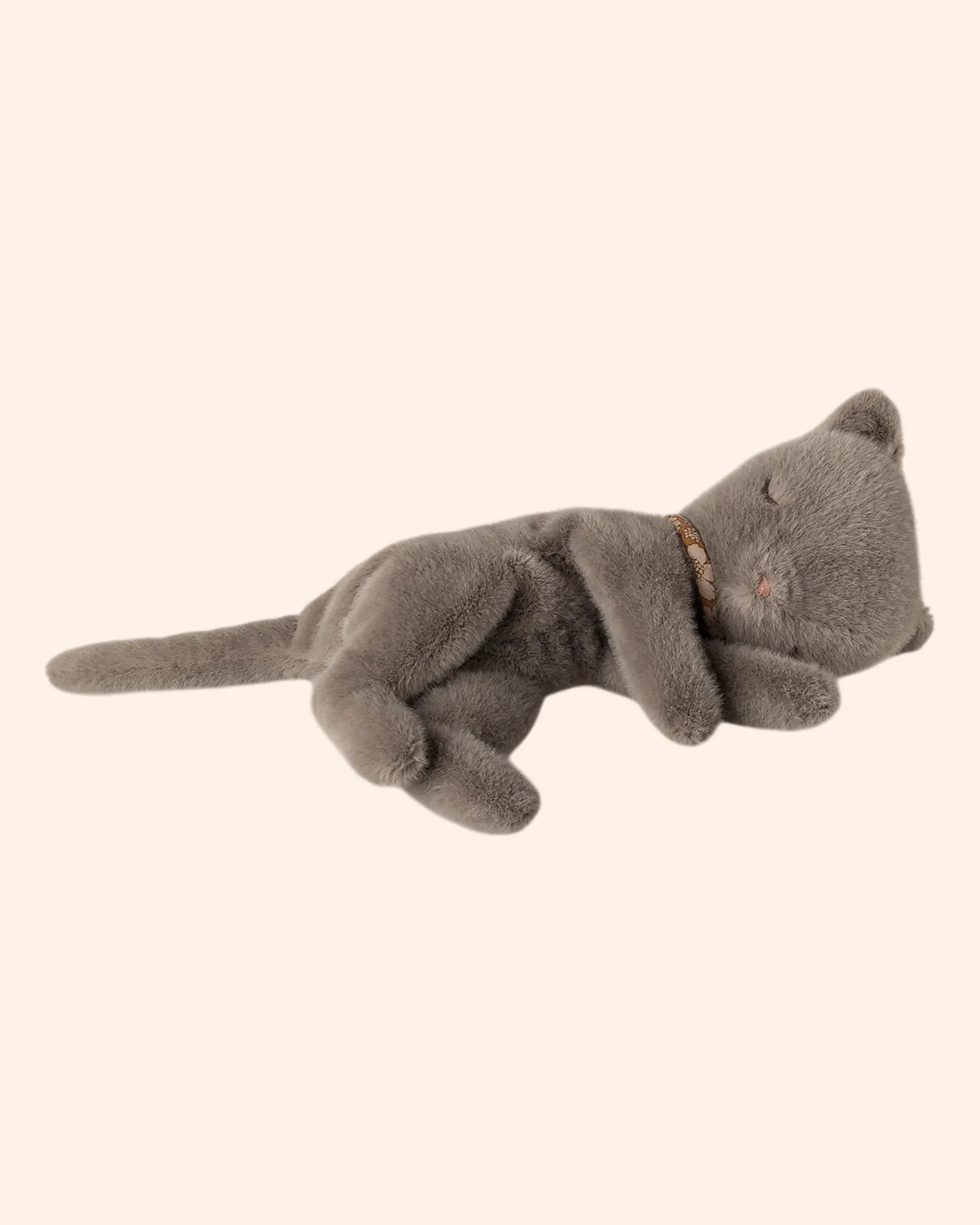 peluche chaton endormi gris   maileg 1