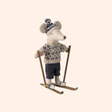 souris en hiver et sa paire de skis papa   maileg 1