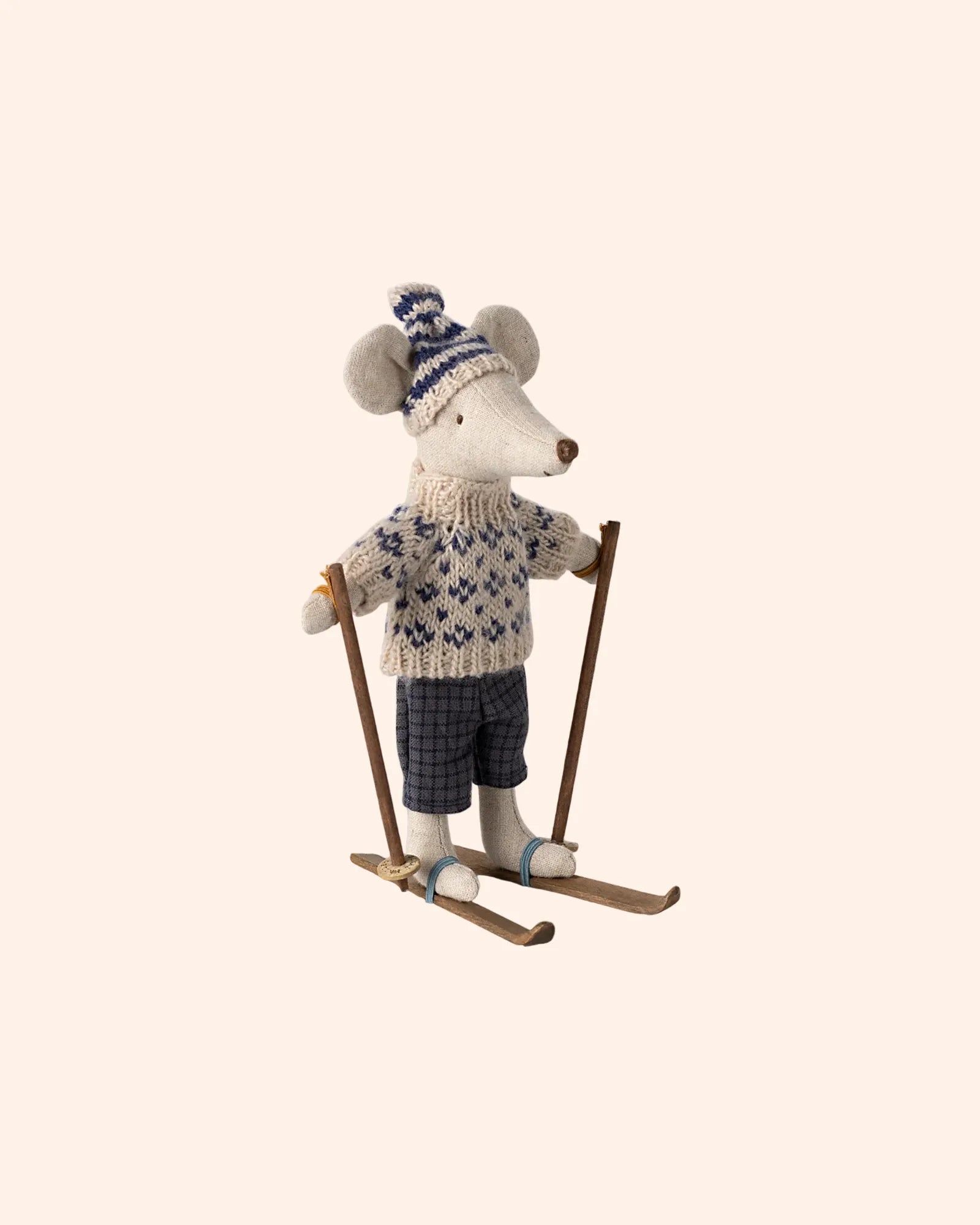 souris en hiver et sa paire de skis papa   maileg 1