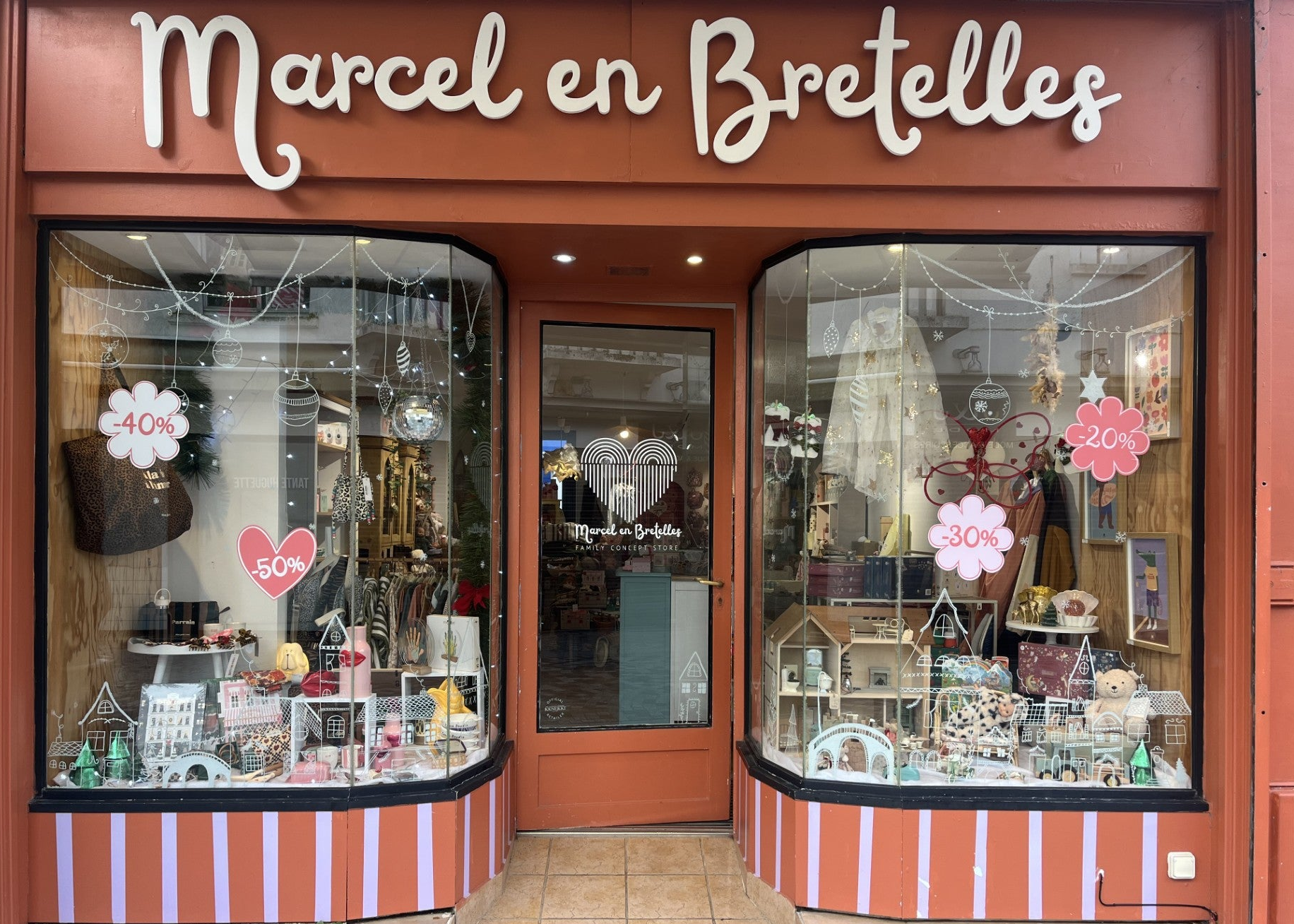 Vitrine Marcel En Bretelles 2